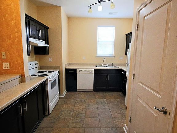 4th image of 629 Greenlaw Pl