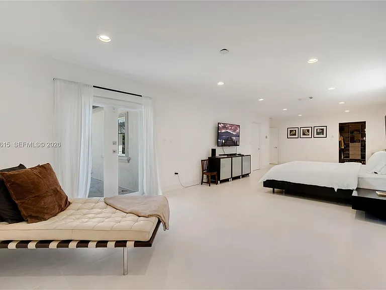 324 Caribbean Rd — Photo 6