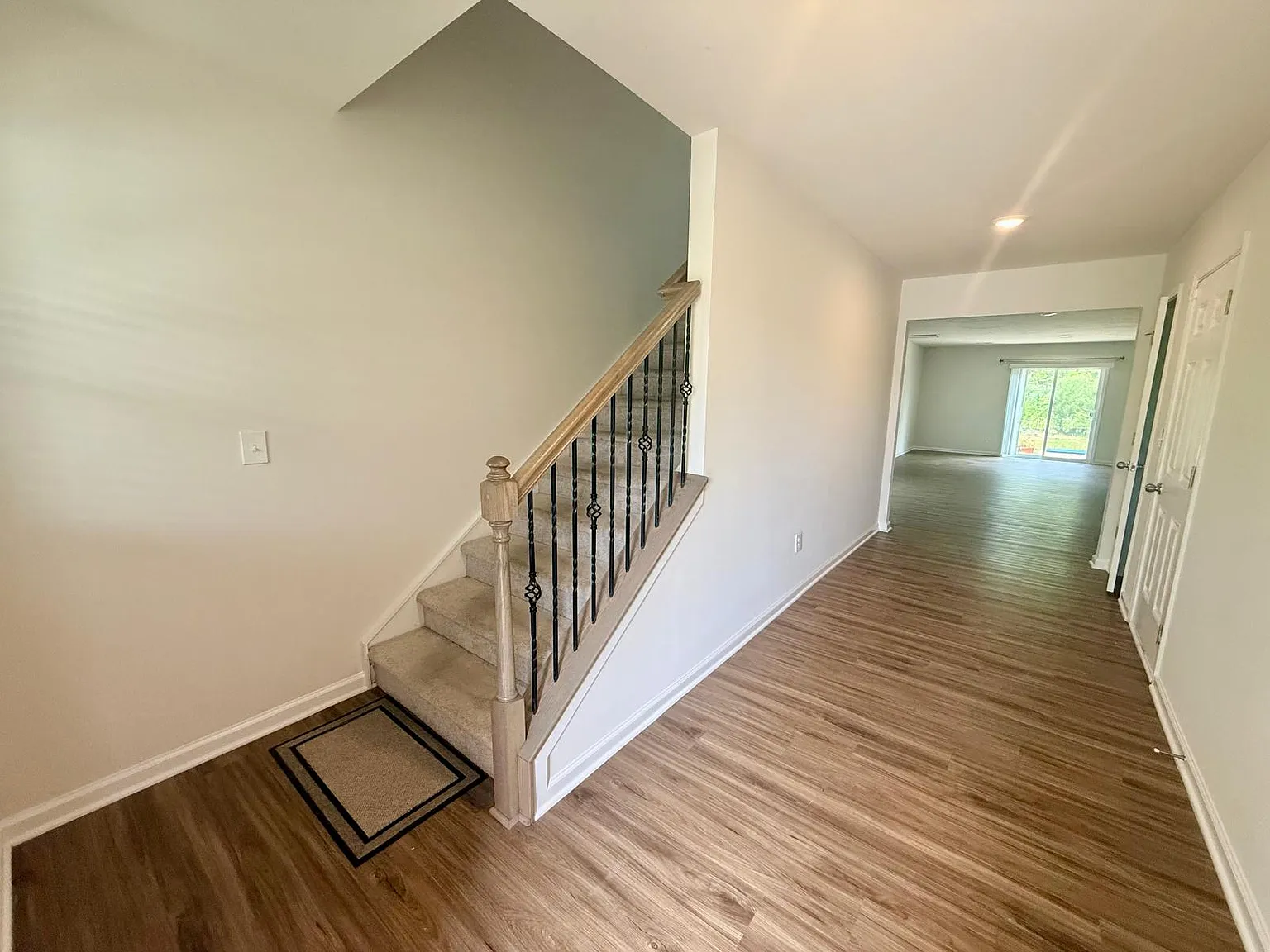 5 bed, 2635 sqft, $2,300 — Photo 2