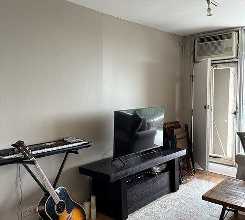 5th image of 1960 N Lincoln Park West Ave #1508
