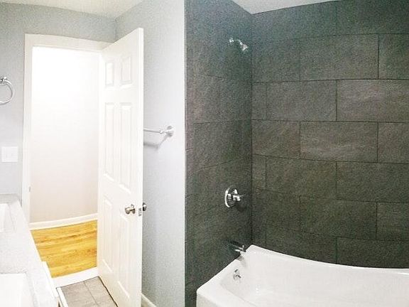 Bathroom & tub / shower