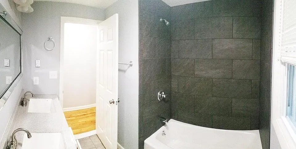 Bathroom & tub / shower