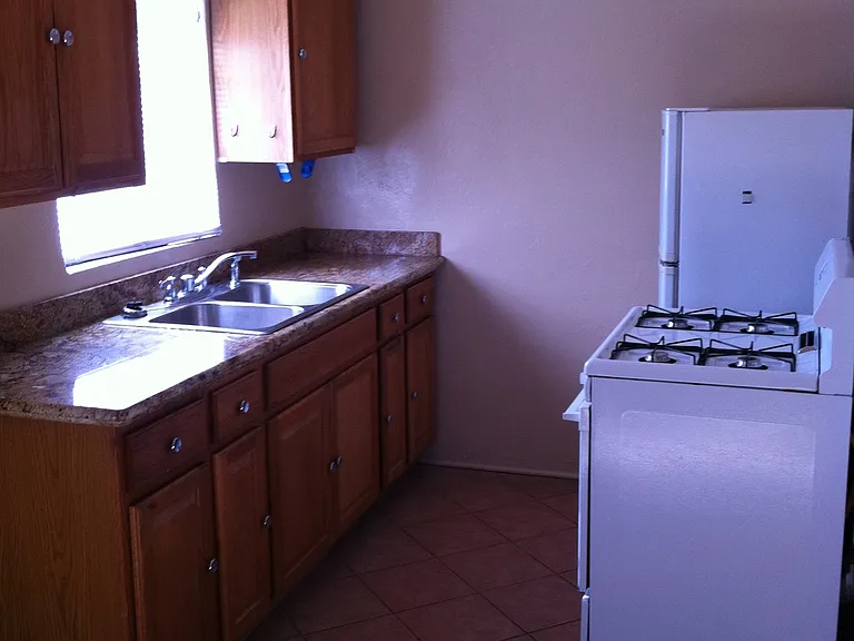 1045 E 9th St — Photo 13