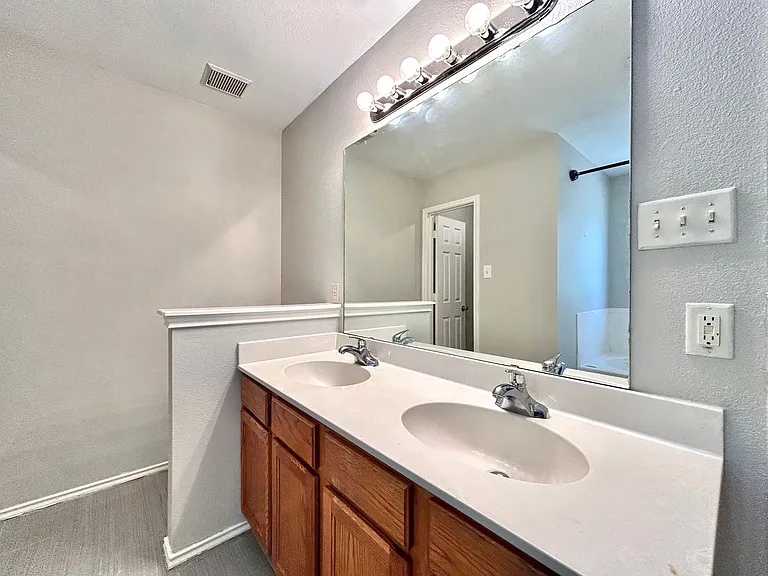 404 Mesquite Cir — Photo 16