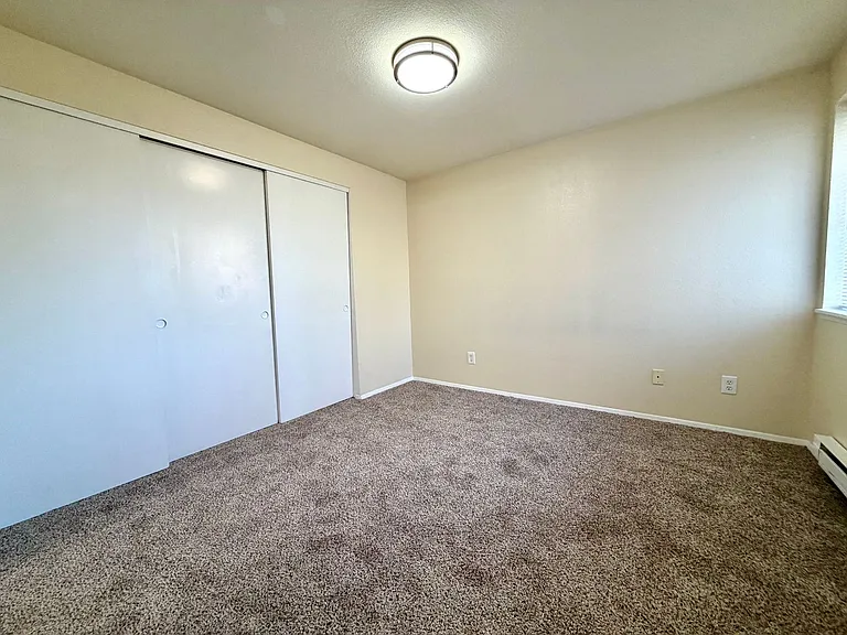0174-06PP Lindsey Anne Apartments — Photo 12