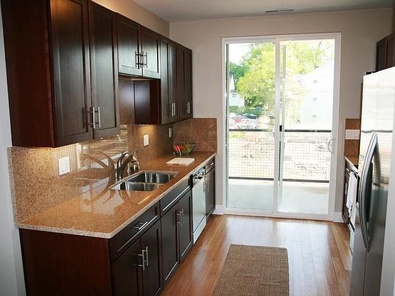 5th image of 463 Brown St #470