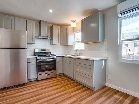 4th image of 10418 1/2 Helendale Ave