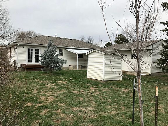 Large fenced back yard.