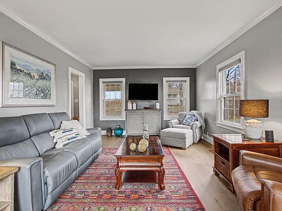 3rd image of 901 Campbell St