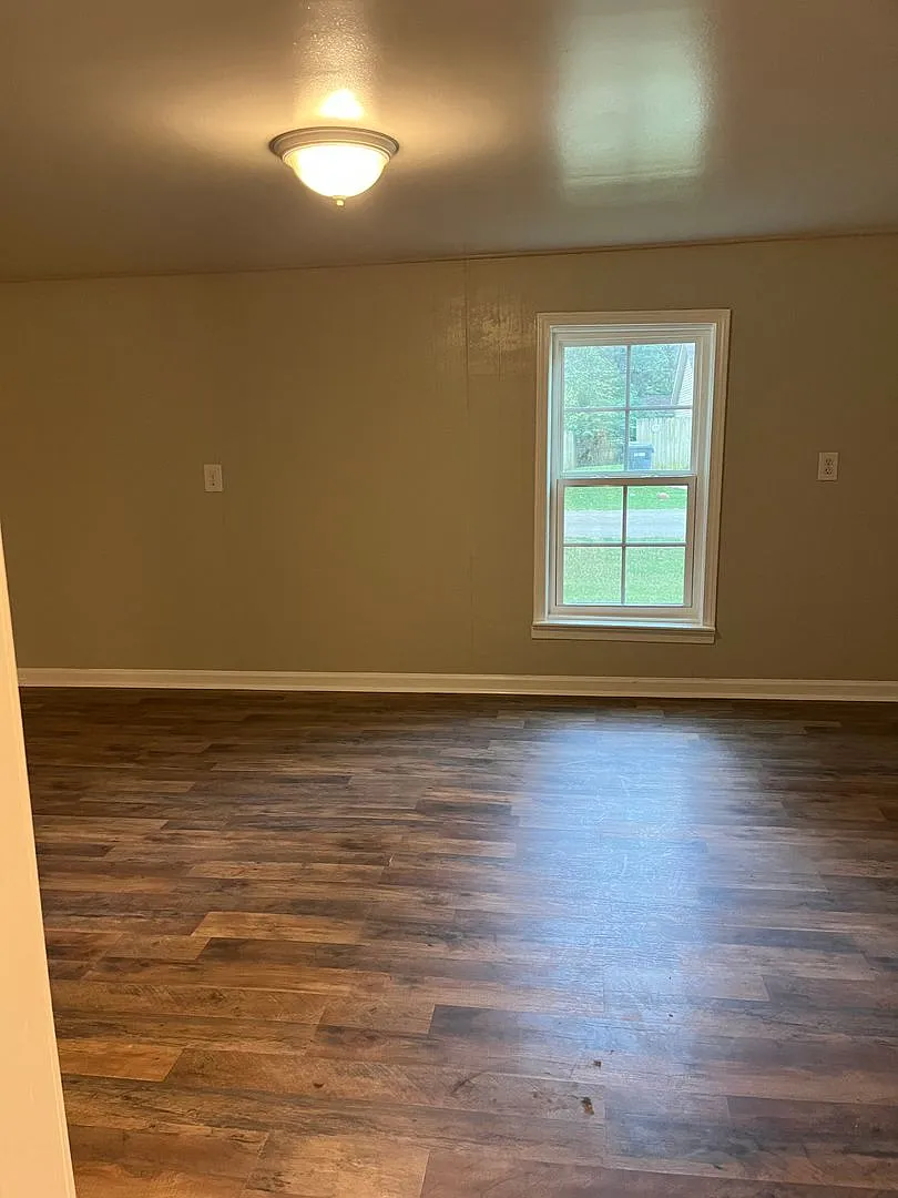 2 Bedroom 1 Bath — Photo 4
