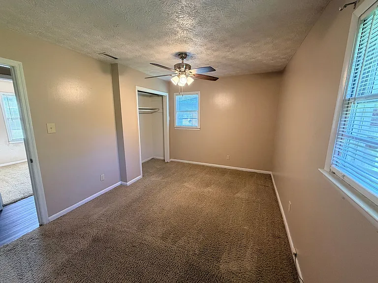 408 S College St — Photo 12