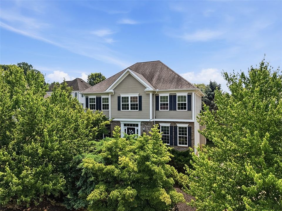 1st image of 202 W Vanderbilt Dr