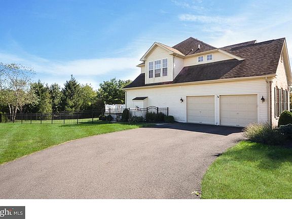 3rd image of 584 Leslie Ln