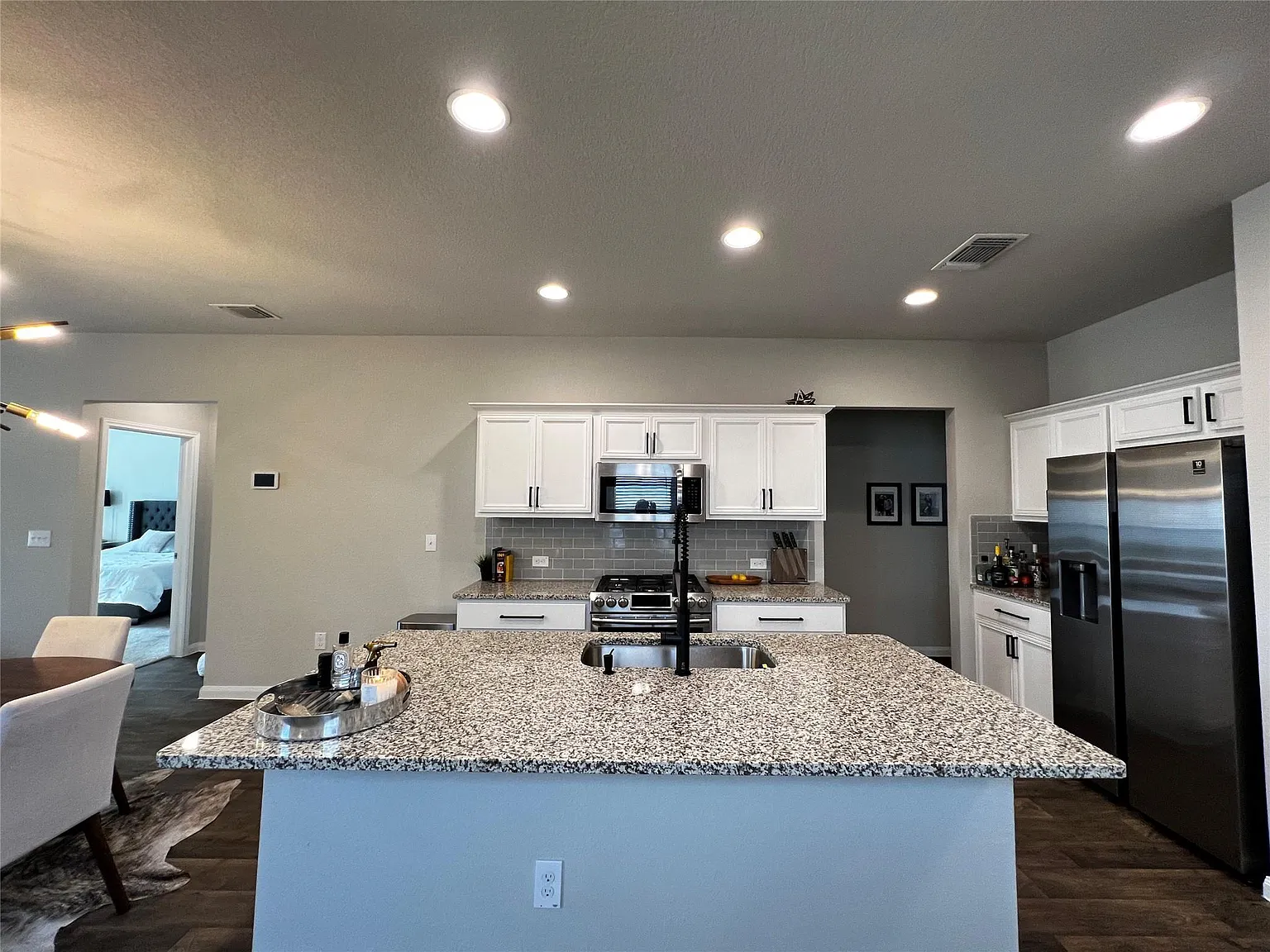 3 bed, 2.0 bath, 1521 sqft, $2,100 — Photo 3