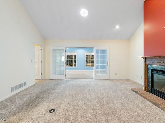 5th image of 905 Oakbrook Dr