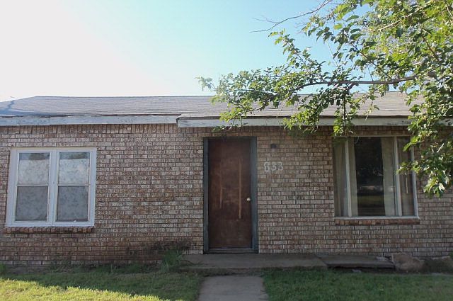 1st image of 833 E 10th St