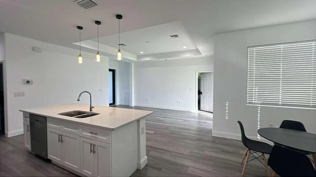 4 bed, 2.5 bath, 2000 sqft, $754 — Photo 3