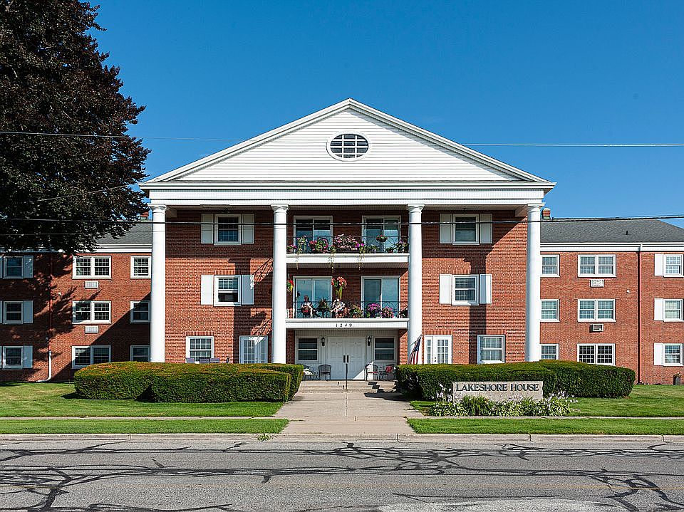 1st image of 1249 Lakeshore Dr APT 124