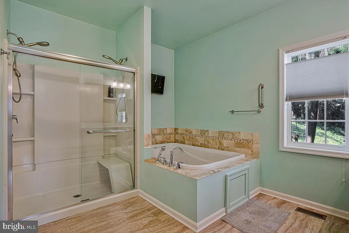 3 bed, 5.0 bath, 2112 sqft, $3,900 — Photo 4