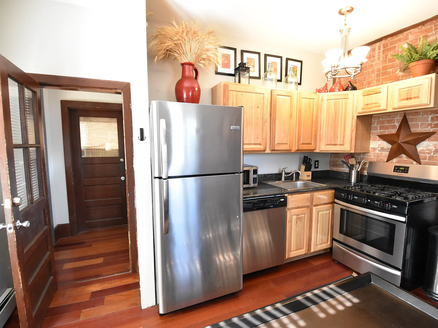 Studio, 400 sqft, $1,895 — Photo 4