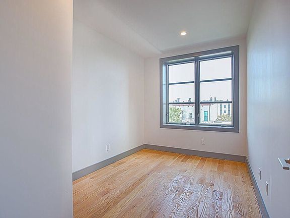 3rd image of 182 Jefferson St #2T