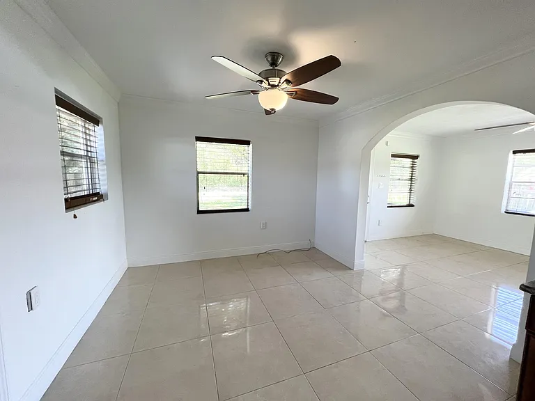 310 Dickson Dr — Photo 3