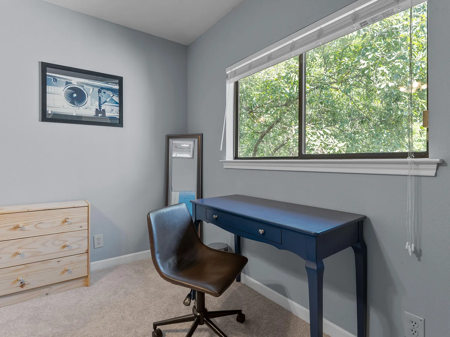 4 bed, 2.0 bath, 2420 sqft, $793 — Photo 3