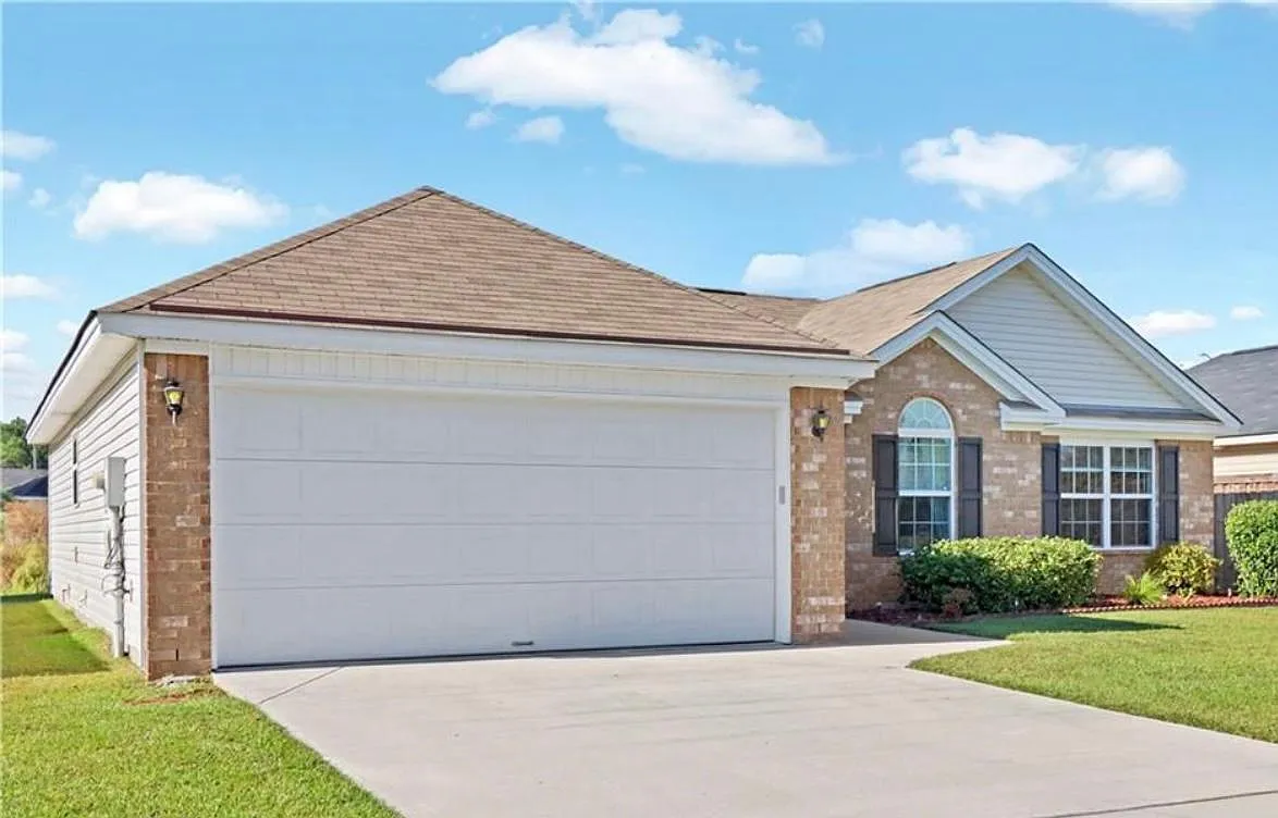 3 bed, 1394 sqft, $1,900 — Photo 1