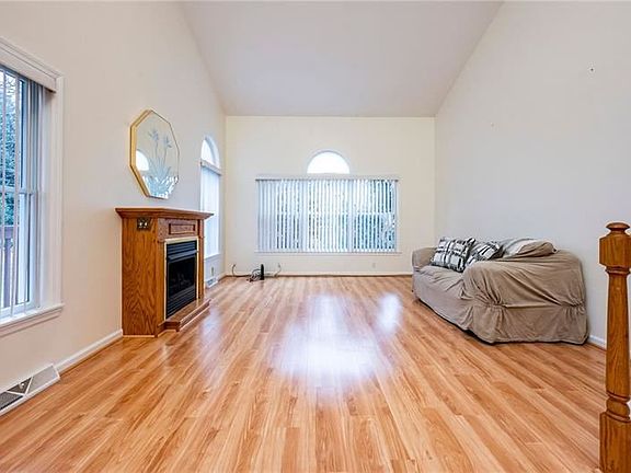 5th image of 55 Lakeridge Dr