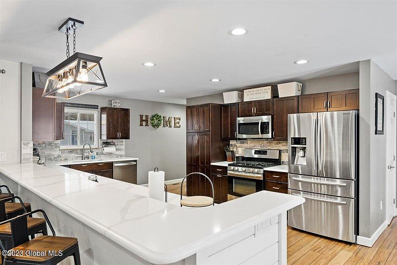 5th image of 28 Hunt Avenue