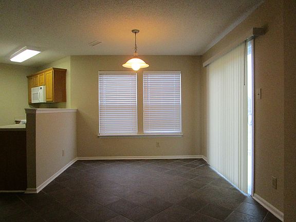 5th image of 711 Thornwood Ln