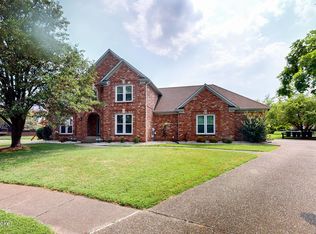 8404 Saint George Ln, Louisville, KY 40220