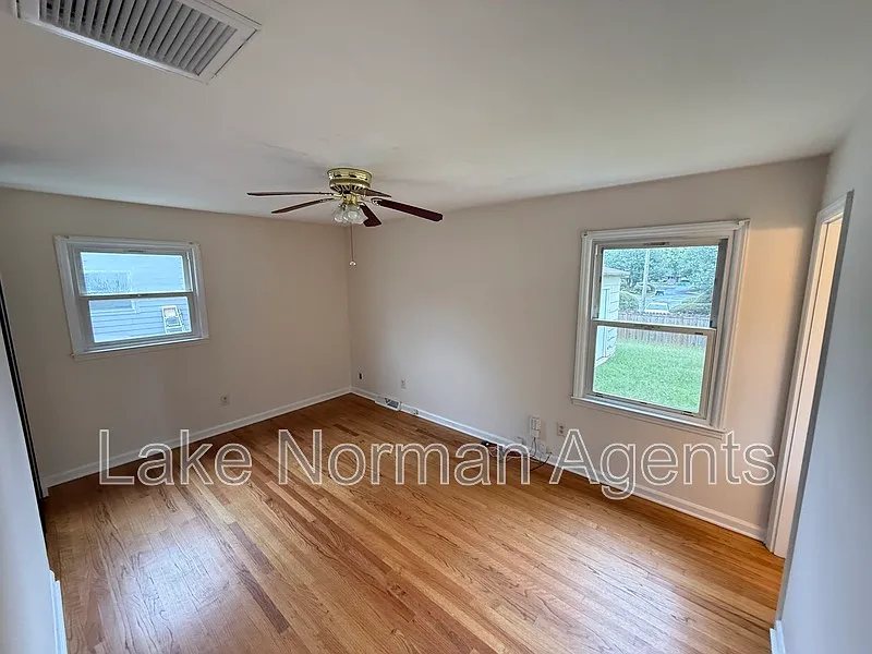3 bed, 1.5 bath, 1100 sqft, $1,850 — Photo 4
