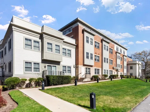 321 Hammond Pond Pkwy Unit 103, Brookline, MA 02467