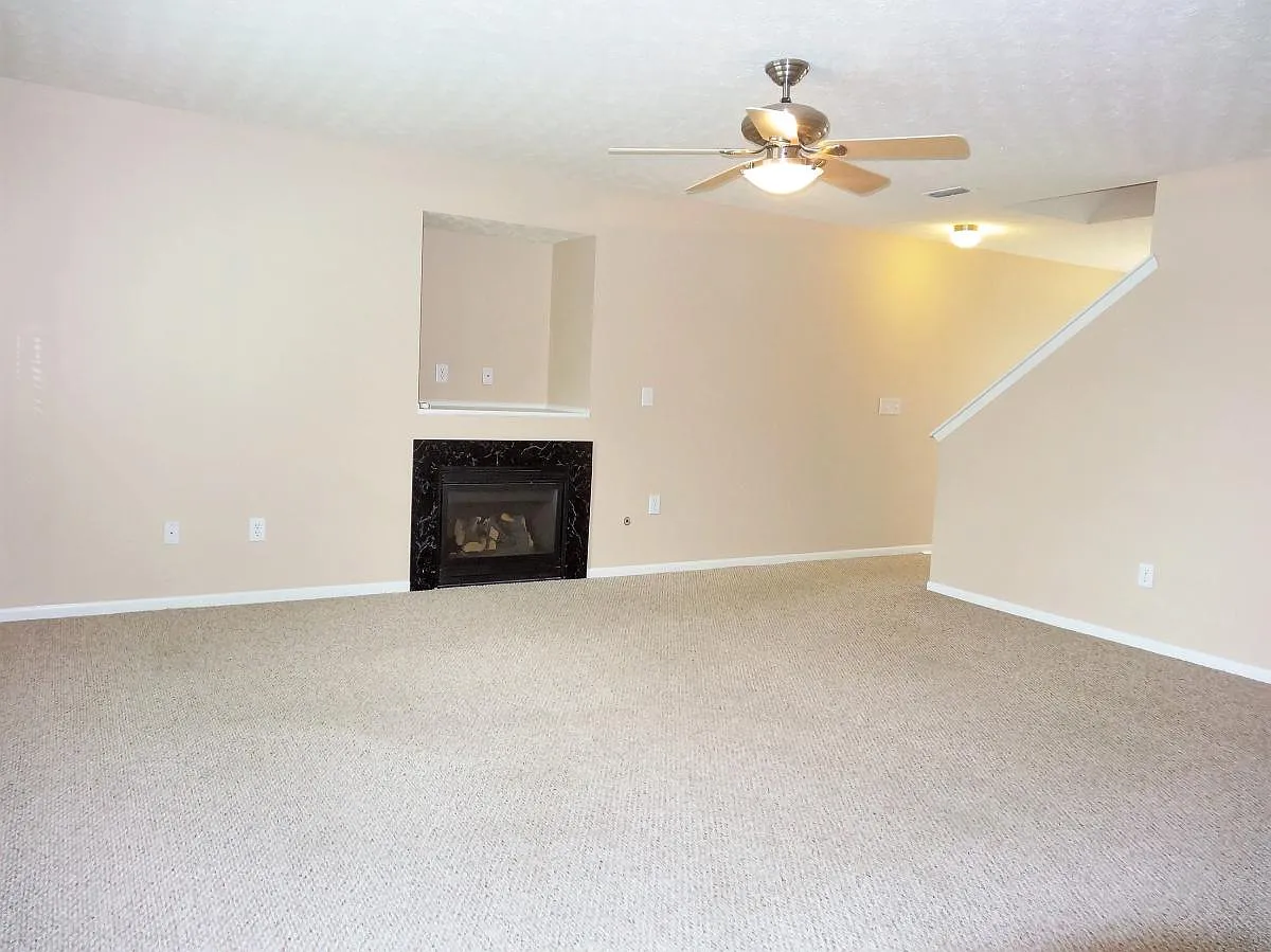 3 bed, 2.5 bath, 1584 sqft, $2,400 — Photo 2