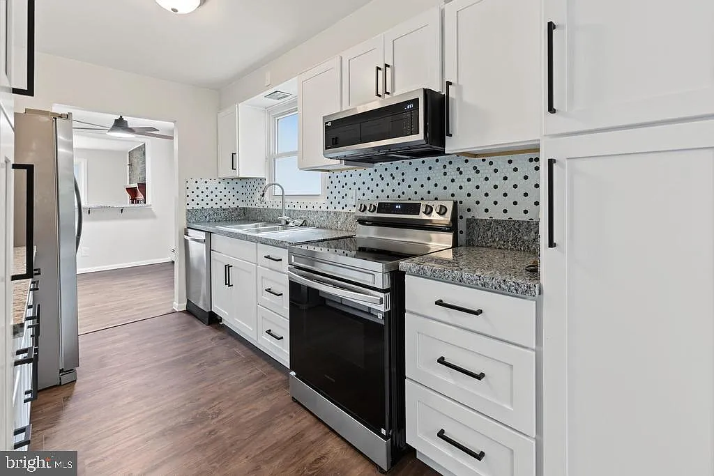 3 bed, 2.0 bath, 1397 sqft, $3,000 — Photo 3