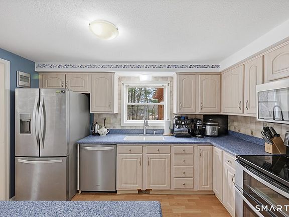 3rd image of 393 Forsyth Road