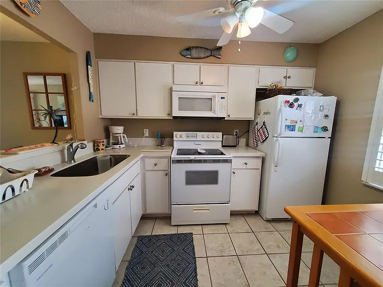 1400 Arrowhead Cir W — Photo 2