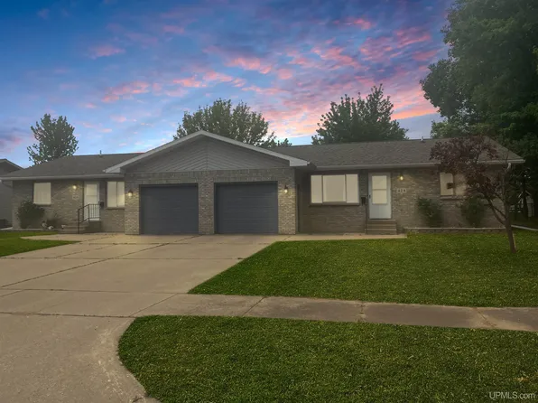 424-428 Hemlock St, Kingsford, MI 49802