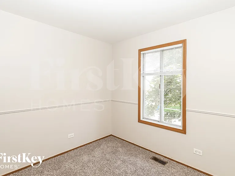 1045 Camden Ln — Photo 16