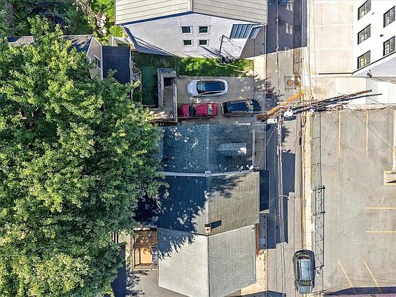 4th image of 676 Pine St