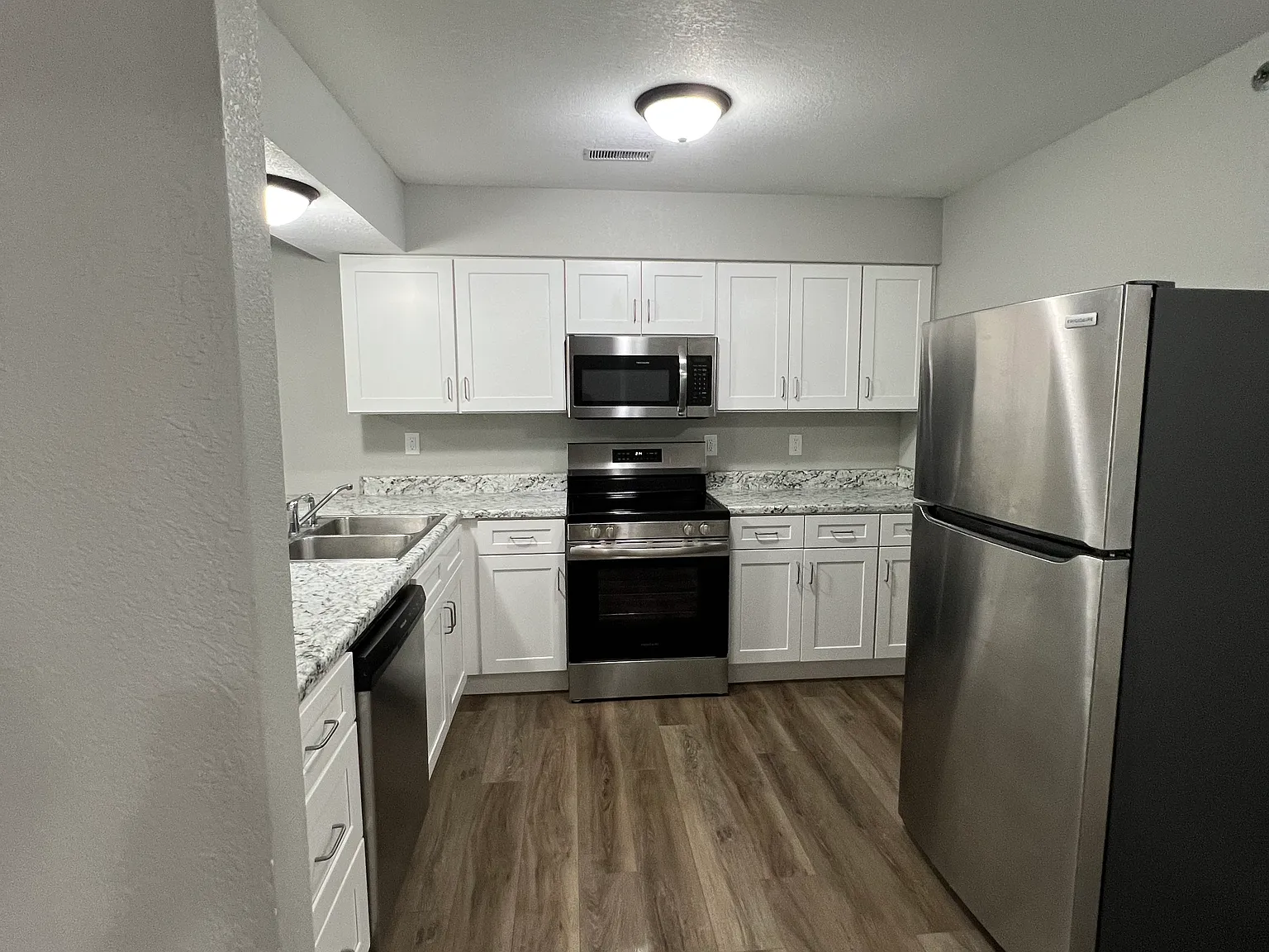 3 bed, 1000 sqft, $1,250 — Photo 2