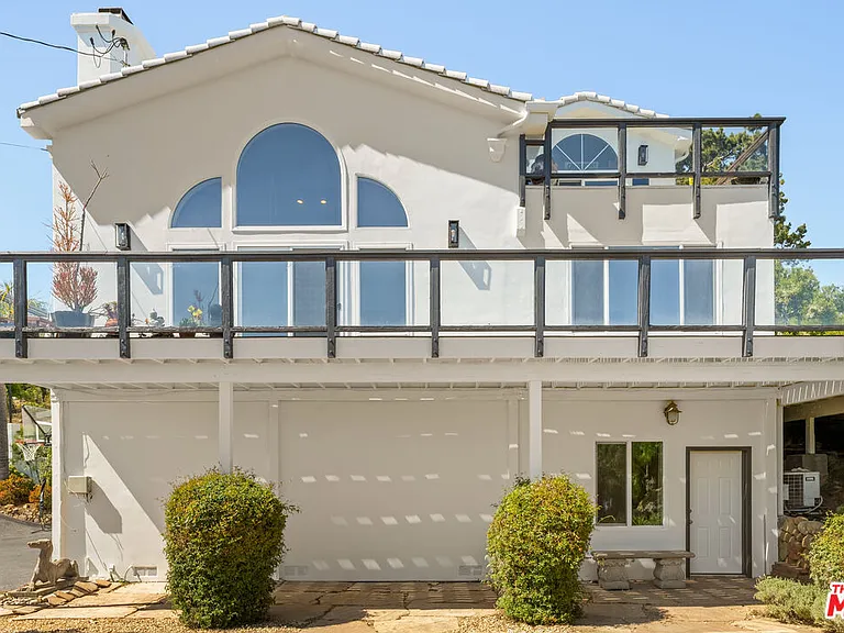 21630 Saddle Peak Rd — Photo 2