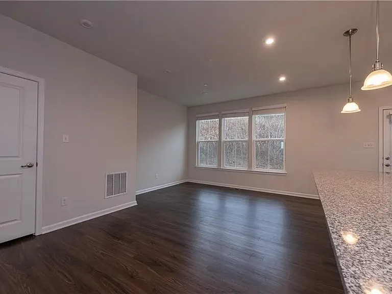 504 Florida Blvd — Photo 8