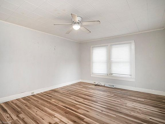 5th image of 608 Oak St