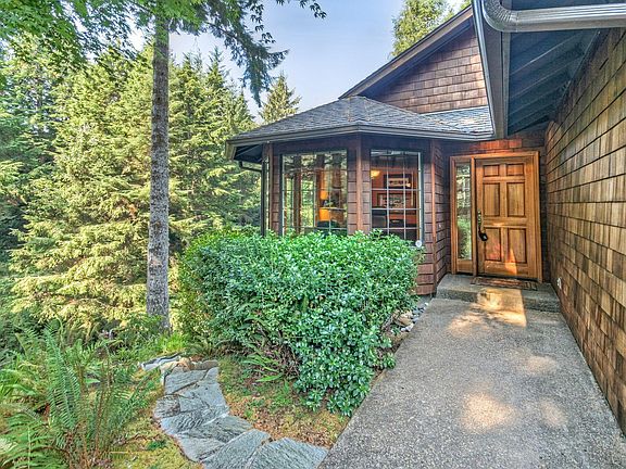 2nd image of 522 Salishan Hills Dr