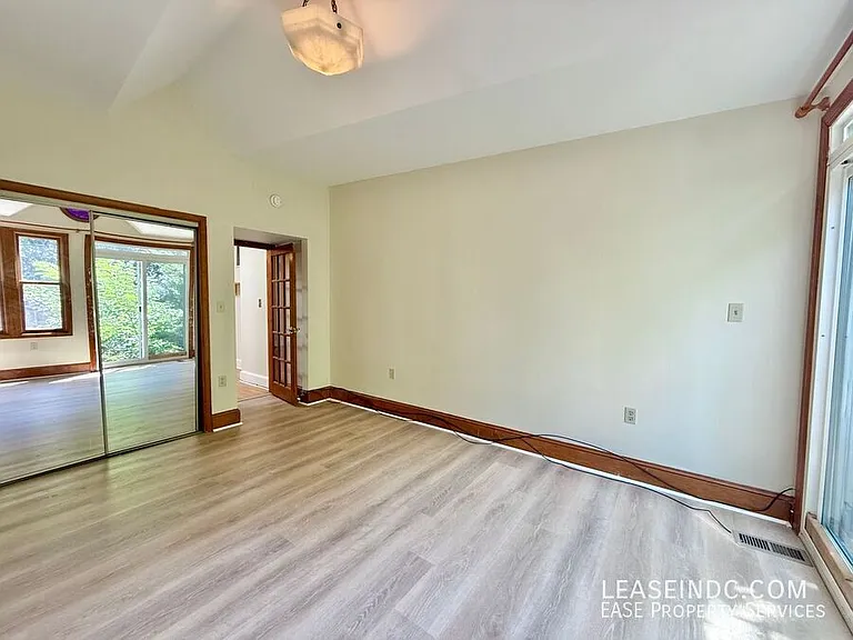 425 5th St SE — Photo 18
