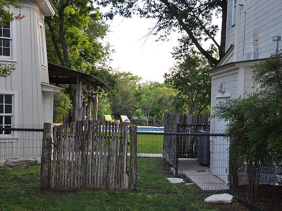 3rd image of 309 E Travis St