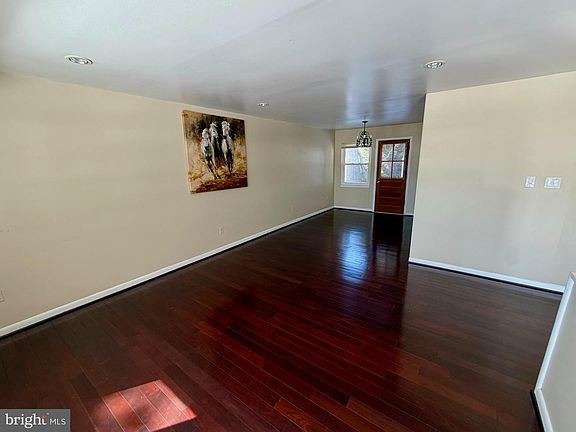 5th image of 905 Playford Ln