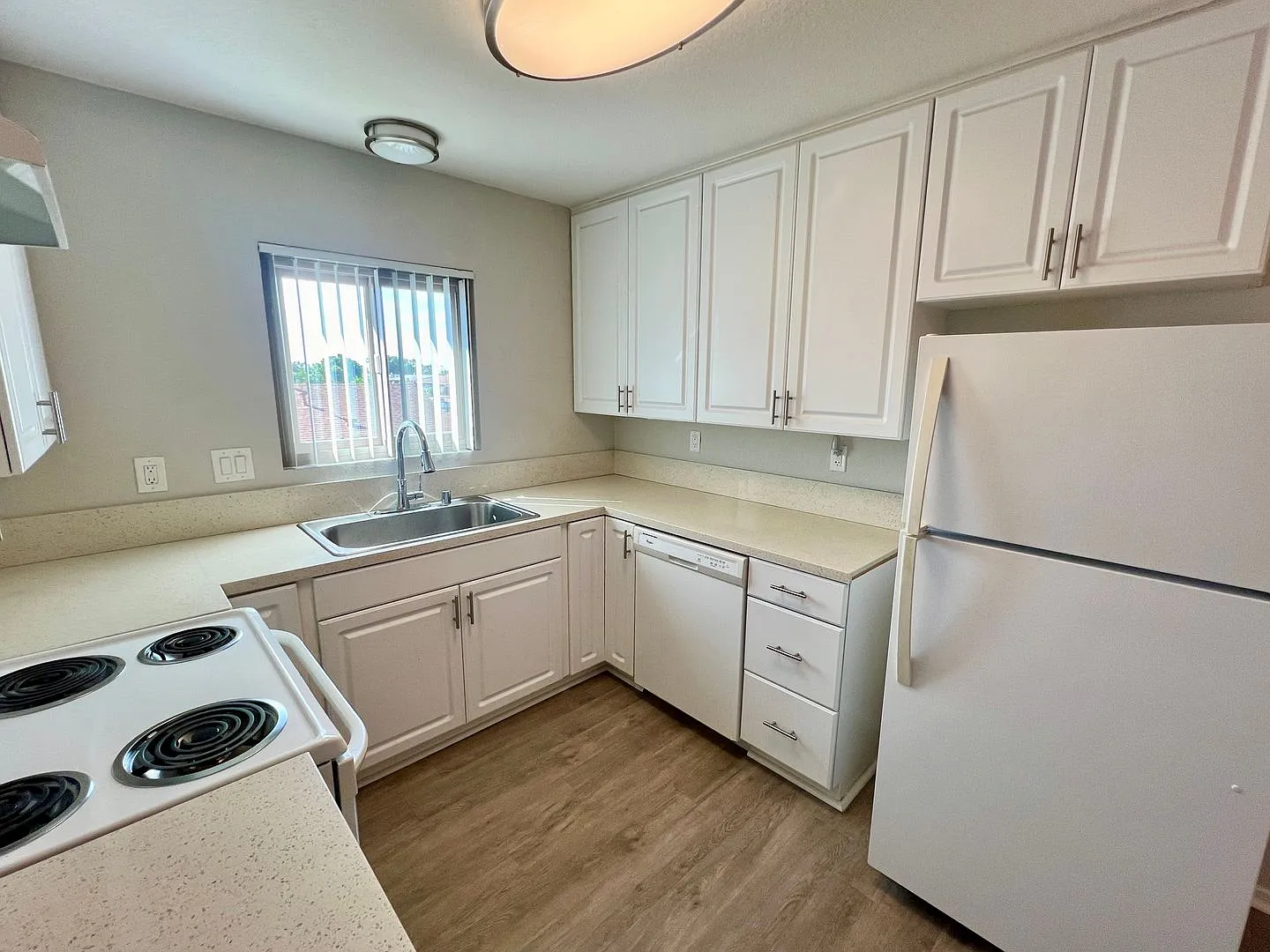 Spacious 2bd/2bth Upstairs Apartment in Clairemont - Off Street Parking, Extra Storage, A/C, Grea... — Photo 3